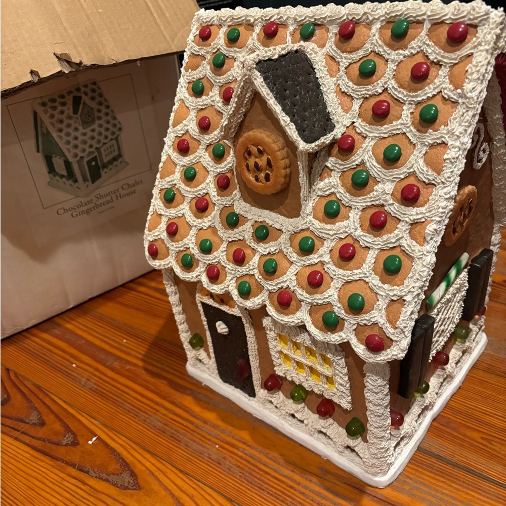 Byers’ Choice Ltd 2006 Chocolate Shutter Chalet Gingerbread House